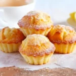 Muffins délicieux au fromage blanc et au citron, disposés sur une assiette rustique et garnis de tranches de citron frais